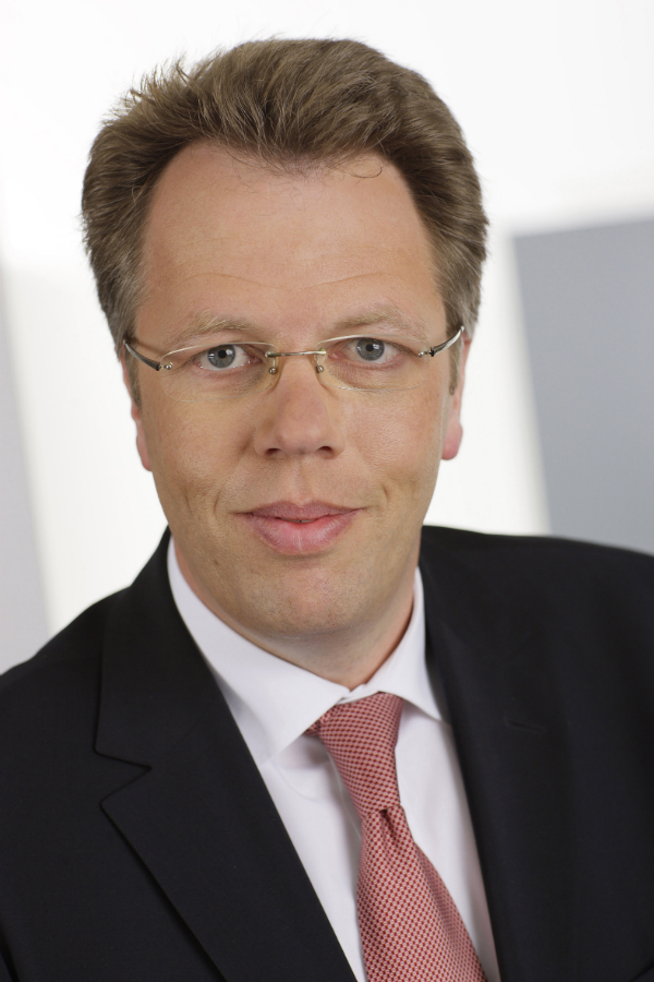 Dr. Reinhard Zinkann (Miele), Vorsitzender des Fachverbands, dankte Wührl ...