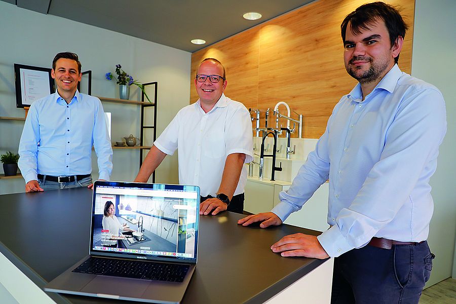 Riesige Schritte ins Digitale Riesige Schritte ins Digitale